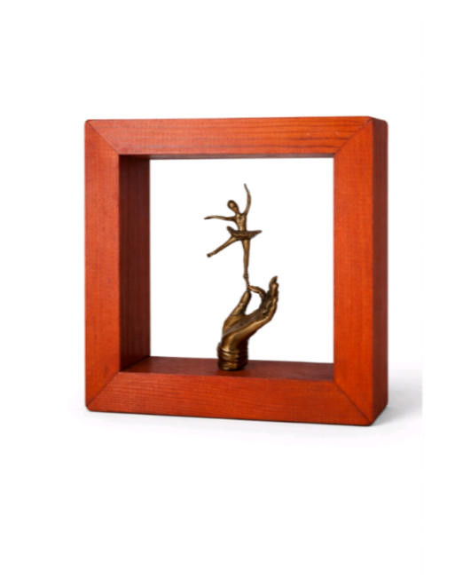 ΤΕΤΡΑΓΩΝΟ ΞΥΛΙΝΟ ΚΟΚΚΙΝΟ ΚΑΔΡΑΚΙ ΜΕ ΟΡΕΙΧΑΛΚΙΝΗ ΓΛΥΠΤΗ ΜΠΑΛΑΡΙΝΑ ΠΑΝΩ ΣΕ ΕΝΑ ΧΕΡΙ 15×4×15cm