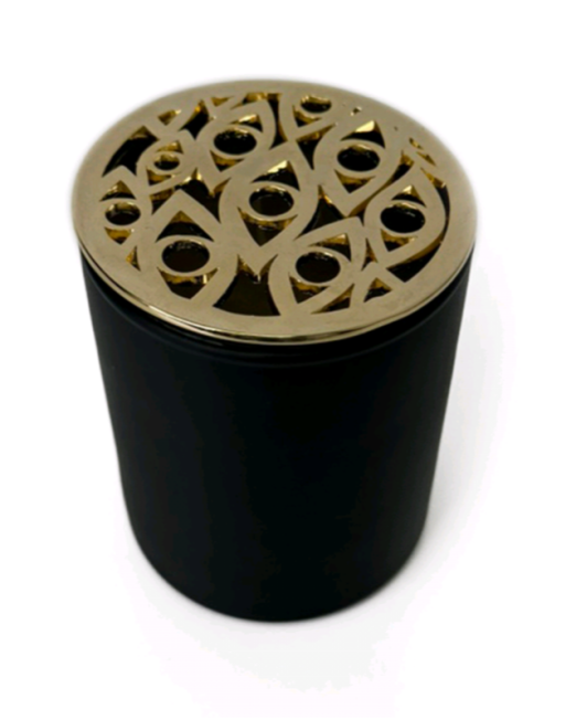 ΑΡΩΜΑΤΙΚΟ ΚΕΡΙ ΣΕ ΜΑΥΡΟ ΜΑΤ ΒΑΖΑΚΙ ΜΕ ΧΡΥΣΟ ΜΕΤΑΛΛΙΚΟ ΚΑΠΑΚΙ 8×9cm
